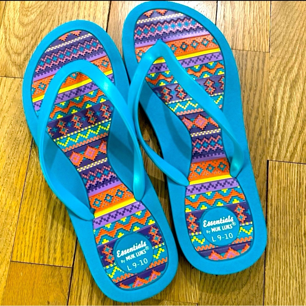 Essentials by Muk Luk flip flops